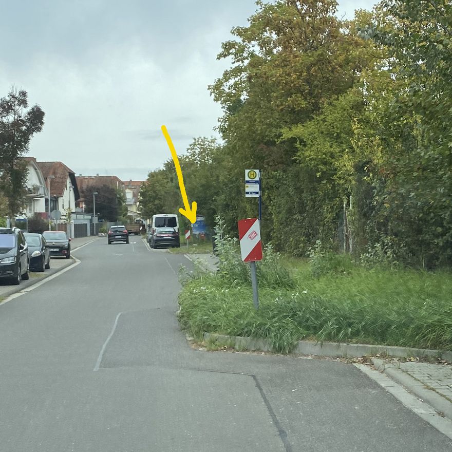 der gelbe Pfeil zeigt auf die Haltestelle