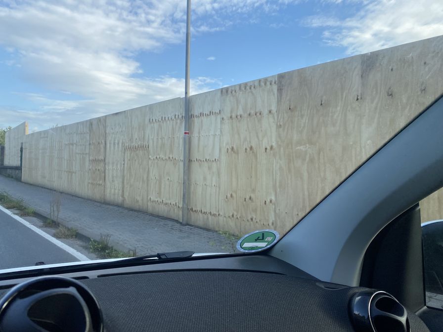 Blickdicht. Als Reklamewand ungeeignet, weil man dran vorbeifährt, ohne sie betrachten zu können. Es sei denn, man fährt verantwortungslos und achtet nicht auf den Verkehr.