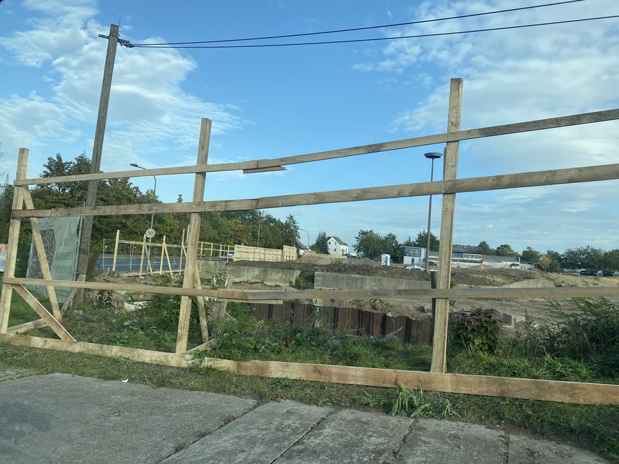 Auch Autofahrer werden keine Radler mehr sehen, wenn sie vom Schwarzenbergweg auf die L 423 fahren ...