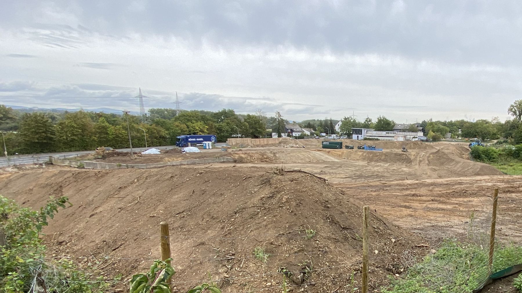 Blick vom Schwarzenbergweg auf das Gelände. Stand 5.10.2023