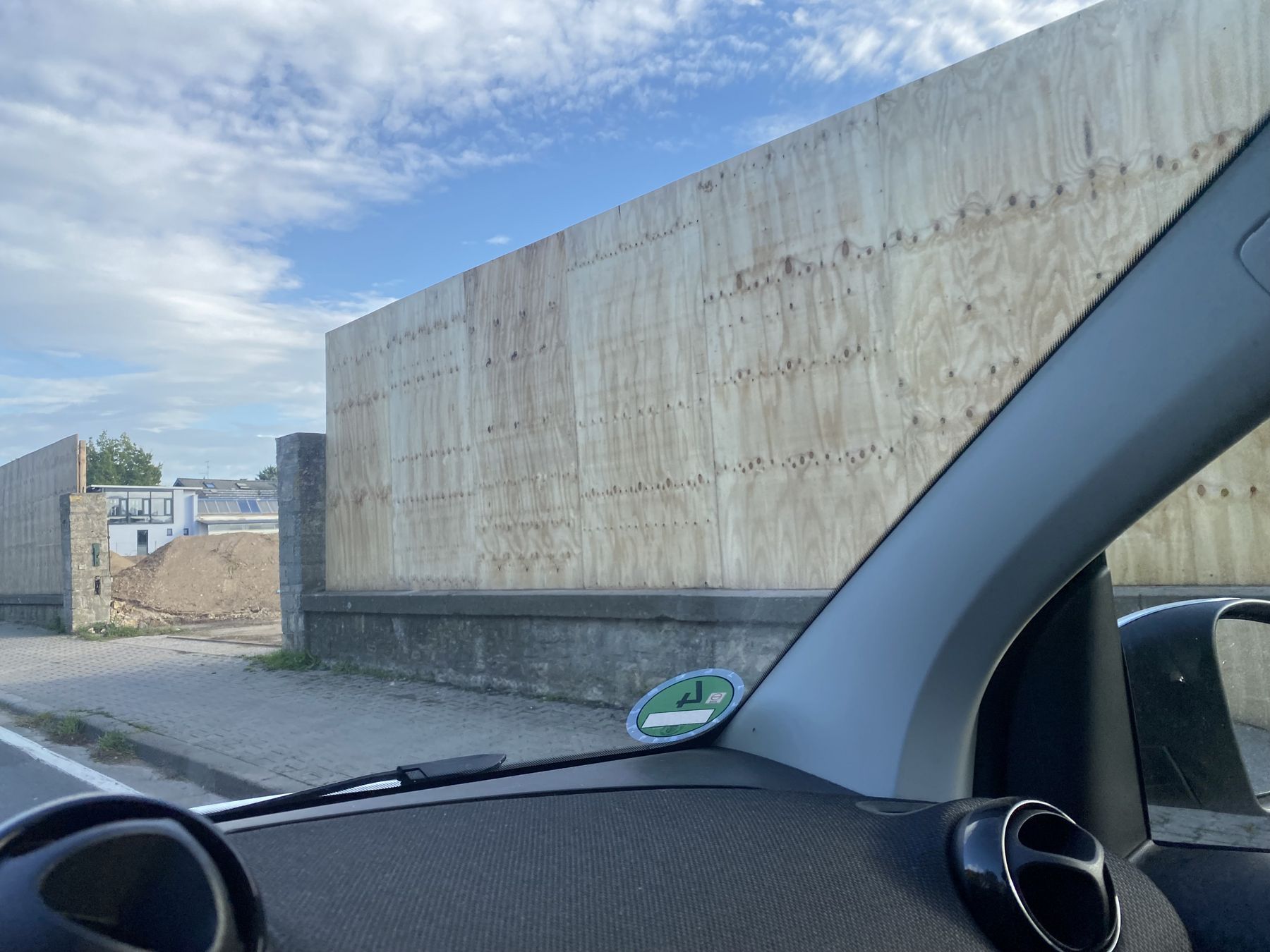 Blick von der L 423: LKW-Aus/Einfahrt